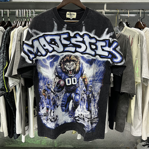 MA005P68MAJESTIK Lion Football Graphic Crop Tee